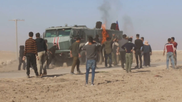 YPG/PKK yandaşları Rus askeri aracına molotofkokteyli ile saldırdı