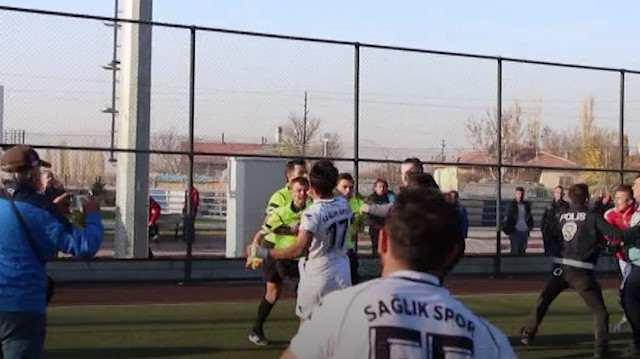 Kırmızı kart gösteren hakeme 'ne yapıyorsun sen?' diyerek saldırdı