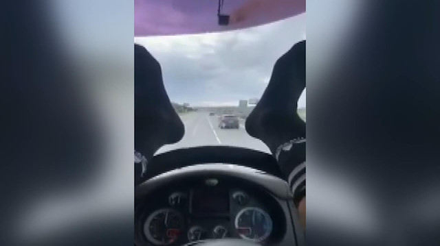 Akan trafiğe aldırış etmeden ayaklarıyla otomobil kullandı