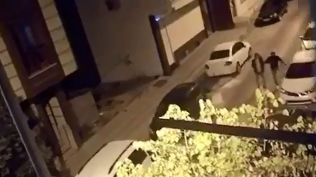 Otomobillerin lastiklerini bıçaklayıp dikiz aynalarını kırdılar