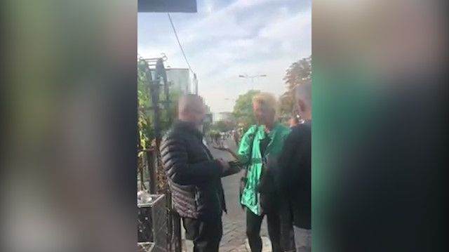 Başörtülü öğretmene tokat atan saldırganın gözaltına alındığı anlar kamerada