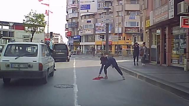 Türk bayrağını yerden almak için trafiği durdurdu
