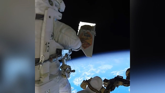 Astronot uzaya çöp atarken görüntülendi