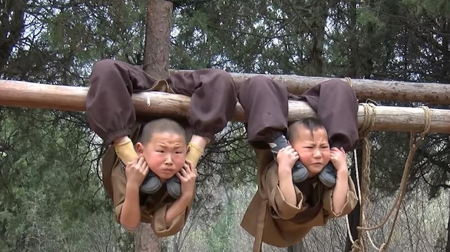 Küçük çocukların zorlu Kung Fu eğitimi