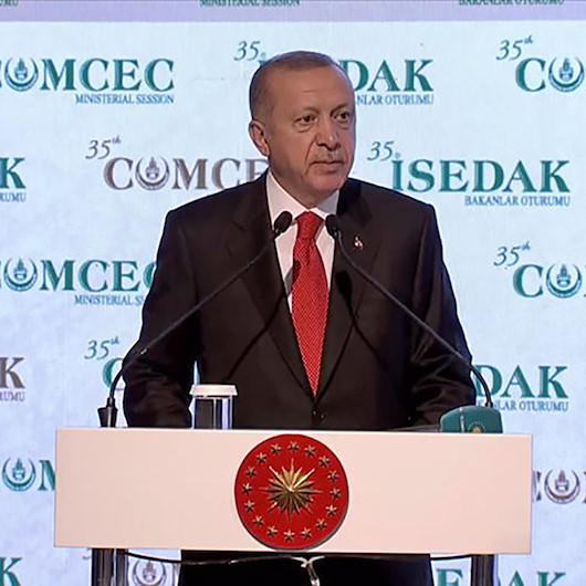 Müslümanların ve göçmenlerin taciz edilmesi karşısında üç maymunu oynuyorlar
