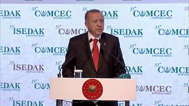 ''Müslümanların ve göçmenlerin taciz edilmesi karşısında üç maymunu oynuyorlar''