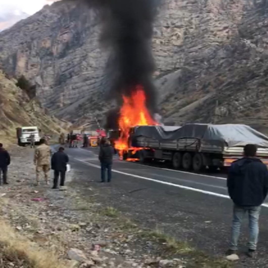 Çukurcada yanan TIRa askeri birliğe ait itfaiye aracı müdahale etti