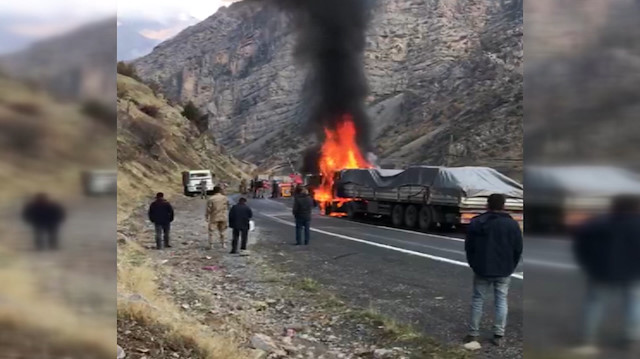 Çukurca'da yanan TIR'a askeri birliğe ait itfaiye aracı müdahale etti