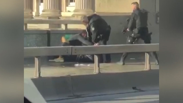 Londra Köprüsü'nde polis bıçaklı saldırganı yakın mesafeden vurarak öldürdü