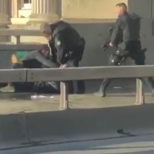 Londra Köprüsünde polis bıçaklı saldırganı yakın mesafeden vurarak öldürdü