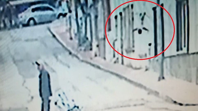 Pencereden düşen bebek ağır yaralanırken, diğeri son anda kurtarıldı