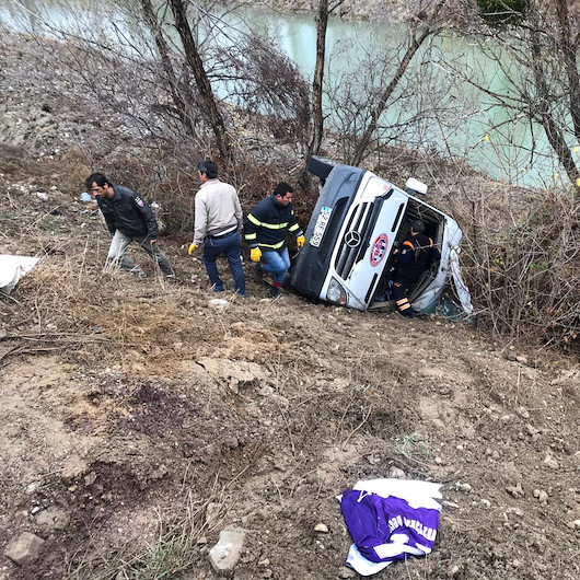 Sporcuları taşıyan <br>minibüs devrildi