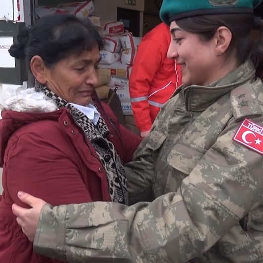 Depremzede kadın, yardım dağıtan Türk subayına sarılıp ağladı