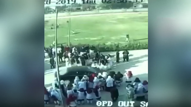 Profesör, protestocu öğrencisini ezdi