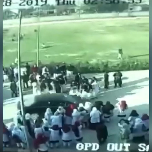 Profesör, protestocu öğrencisini ezdi