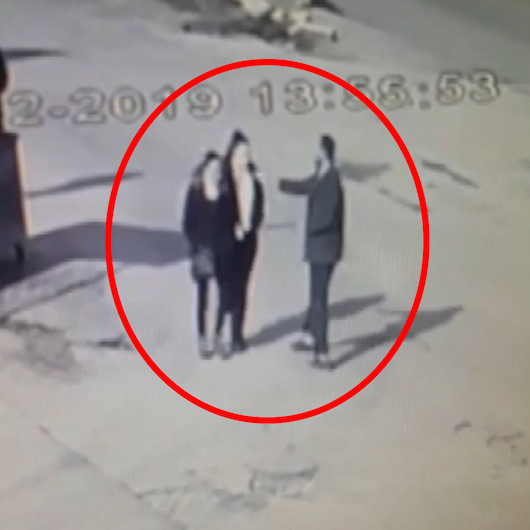 Yolda yürüyen iki kadına sinek kovucu sıvı atıp kaçtı