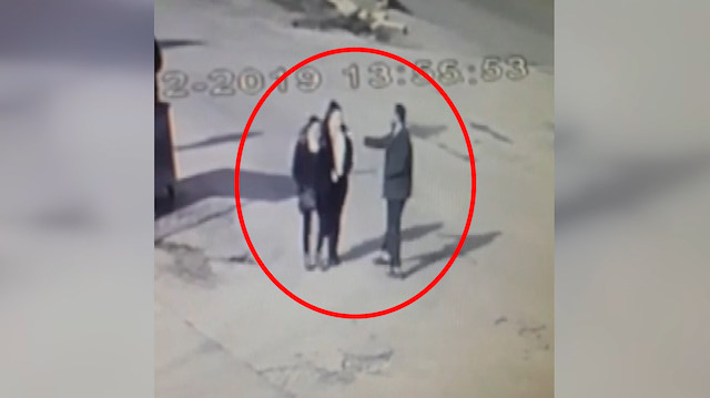 Yolda yürüyen iki kadına sinek kovucu sıvı atıp kaçtı