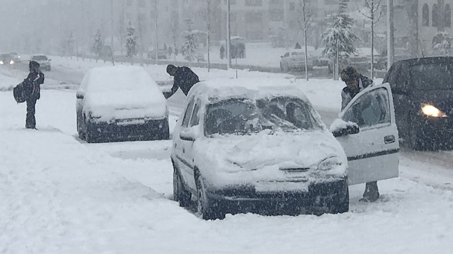 Erzurum beyaza büründü: Kar kalınlığı 10 santimetreye ulaştı