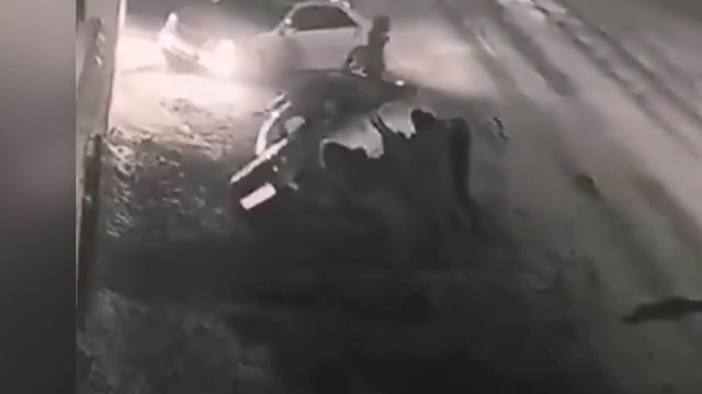 Rusya’da taşkınlık çıkaran alkollü grup polis aracını devirdi
