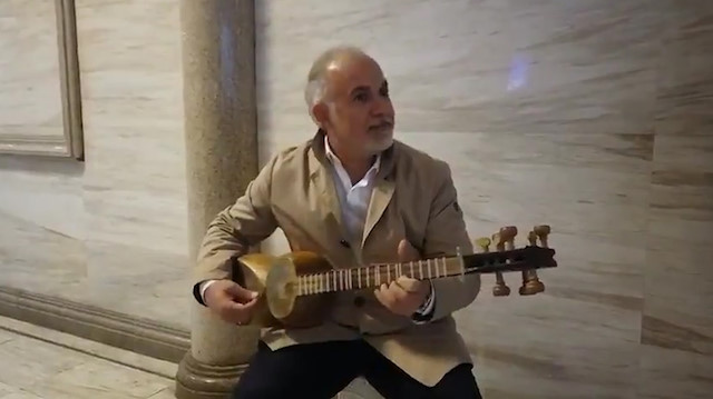 Kerem Kınık Azerbaycan metrosunda tarla 'Çırpınırdı Karadeniz'i çaldı