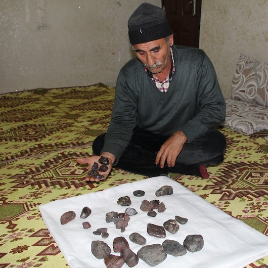 Göktaşı olduğunu iddia ettiği taşlar için 2 milyon istiyor