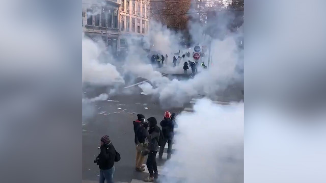 Fransa'daki grev gösterileri çatışmaya döndü