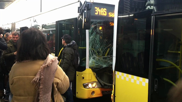Fikirtepe'de metrobüsler kafa kafaya çarpıştı