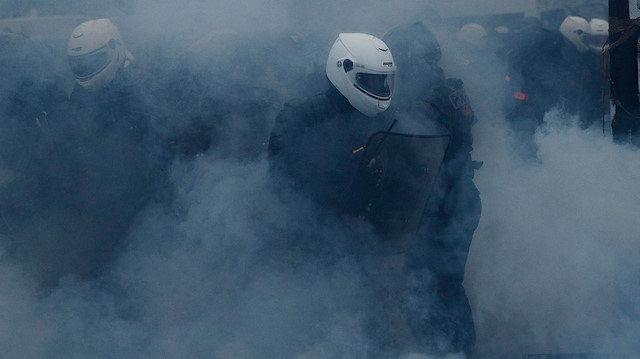 Fransa'daki şiddetlenen gösterilerde polis sis bombası kullandı