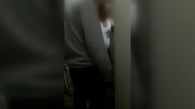 Otizmli çocuğun sesinden rahatsız olan komşu bıçakla kapıya dayandı