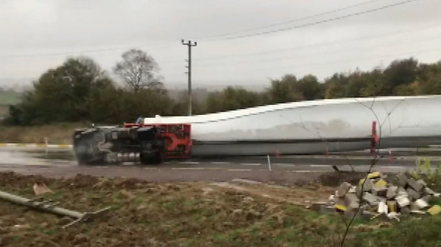 Kocaeli'de Dev türbin kanadını taşıyan TIR devrildi