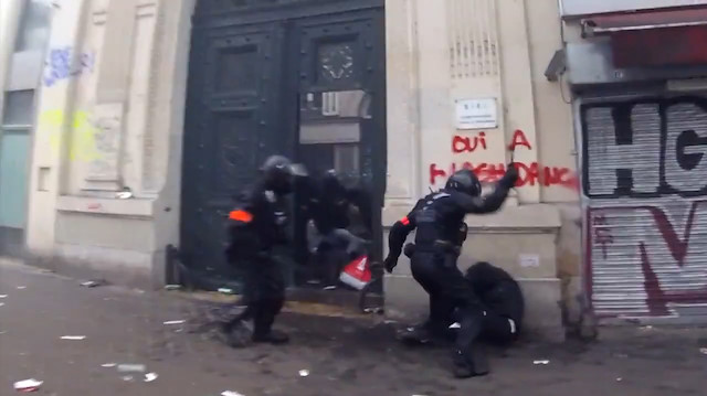 Fransız polisi öldüresiye dövdü