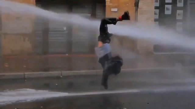 Fransa'da polis eylemcilere tazyikli su ve biber gazı ile müdahale etti