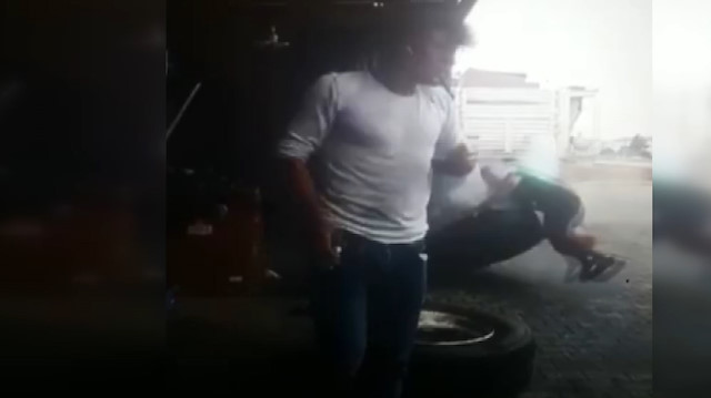 Tamir ettiği lastik patlayınca metrelerce ileri savruldu