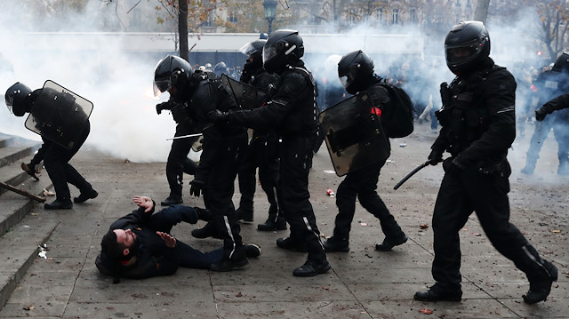 Fransız polisi barbarlaştı: Paris'te kan gövdeyi götürdü