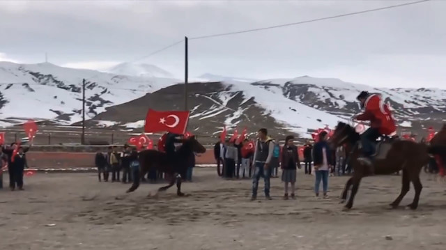 Öğrencilerin at sırtında Türk bayraklı klibi büyük ilgi gördü