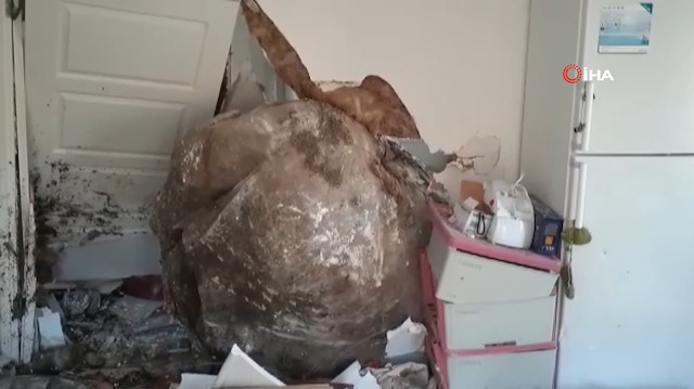 Dağdan kopan devasa kaya evi deldi, içeri girdi