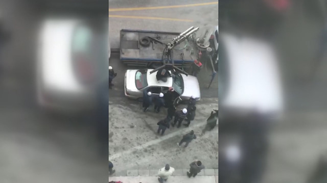 Otomobilini çektirmemek için üzerine çıktı