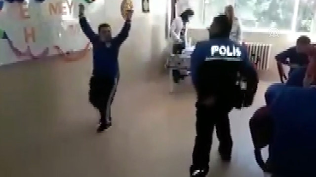 Polis memuru down sendromlu öğrenciyle zeybek oynadı