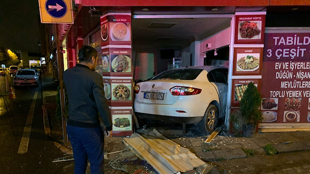 Otomobil lokantaya daldı