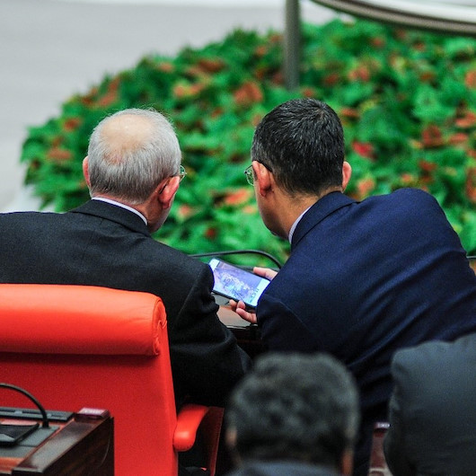 CHP Grup Başkanvekili Özel, CHP lideri Kılıçdaroğlu’na Genel Kurulda kuyrukta bekleyen insan fotoğrafları gösterdi