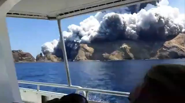 Yeni Zelanda'da Whakaari Yanardağı patladı