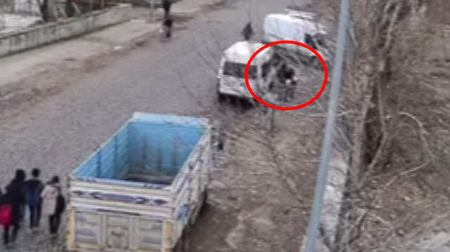 Kars’ta liseli kız öğrenciyi herkesin gözü önünde kaçırdılar