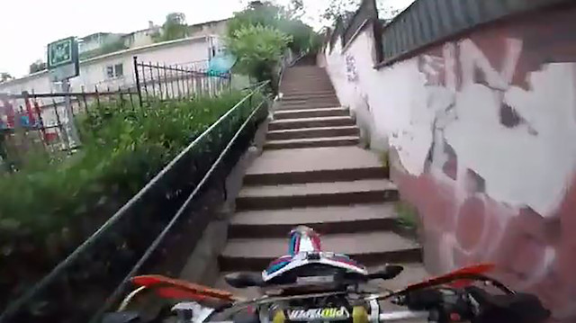 Parka dalan motosikletli maganda terör estirdi