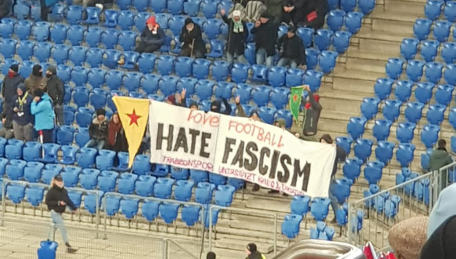 Terör örgütü yandaşları Basel maçına ellerindeki paçavralarla girdi. Trabzonsporlu taraftarlar pankarta ve paçavralara el koydu.