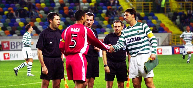 Sporting Lizbon-Gençlerbirliği maçında iki takımın kaptanları birbirleriyle tokalaşıyor.