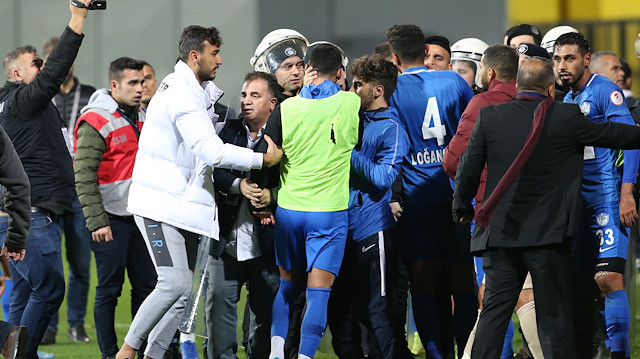 Tuzlaspor - Galatasaray maçı sonrasında futbolcular birbirine girdi