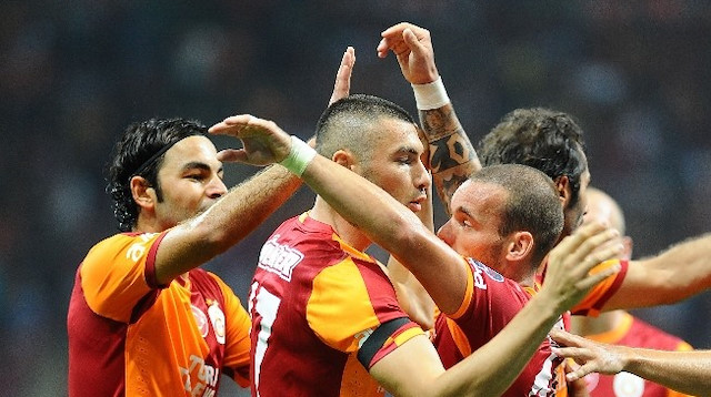 Wesley Sneijder jübilesine Selçuk İnan ve Burak Yılmaz’ı çağırdı