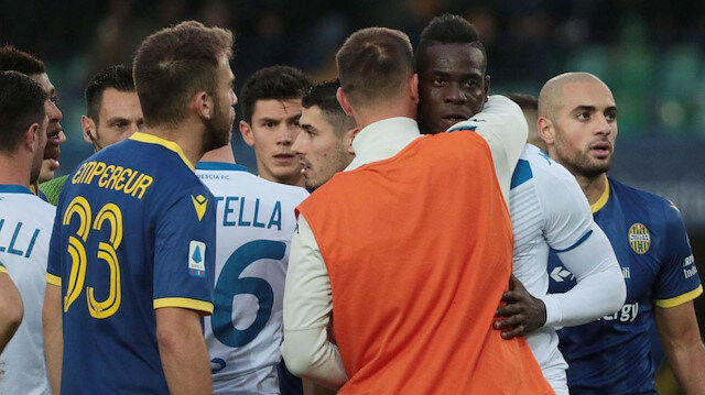 Hellas Verona-Brescia maçında, ev sahibi takım taraftarlarının ırkçı tezahüratlarına maruz kalan Mario Balotelli, topu tribünlere atarak tepkisini göstermişti.