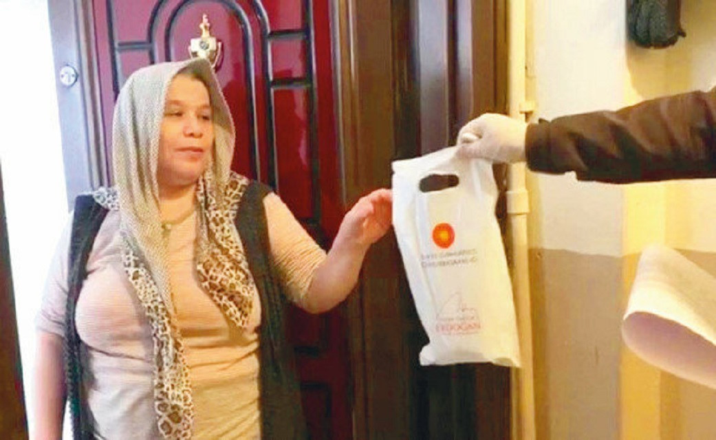 الرئاسة التركية توزع الأقنعة الطبية على المواطنين بأكياس.