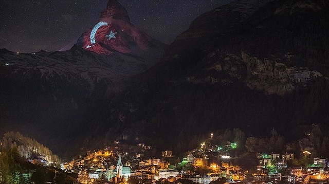 العلم التركي يُشع في أعالي جبال الألب
